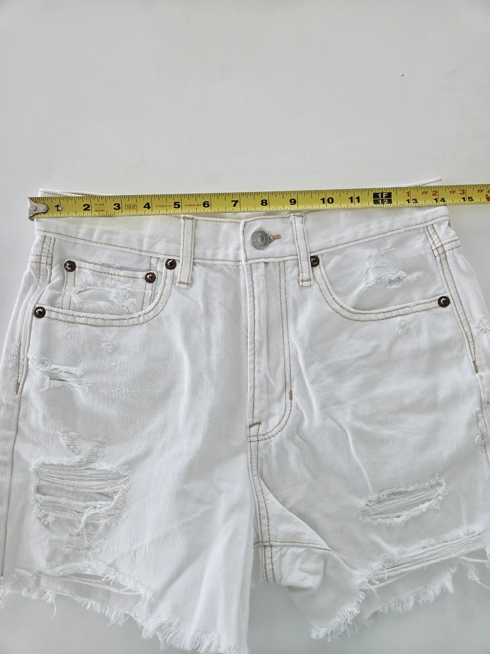 American Eagle 90s Boyfriend Shorts Raw Hem White Denim Distressed Size 2